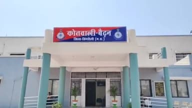 पति पत्नी ने शराब के नशे में घंटो किया ववाल रास्ता हुआ प्रभावित मल्हार पार्क के सामने दिनदहाड़े चलता रहा खेल