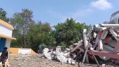 #जल #जीवन #मिशन क्या स्कैम है? 

#यूपी के #सीतापुर में जल जीवन मिशन के तहत बना एक ओवरहेड टैंक गिर गया।