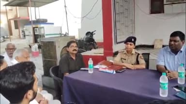 गरौठा: गरौठा कोतवाली परिसर में आगामी त्यौहार को लेकर उपजिलाधिकारी एवं क्षेत्राधिकारी की अध्यक्षता में बैठक संपन्न हुई