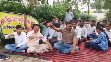 रामपुर: विद्युतीकरण के निजीकरण को लेकर अधीक्षण अभियंता कार्यालय के सामने विद्युत कर्मचारी अधिकारी धरने पर बैठे