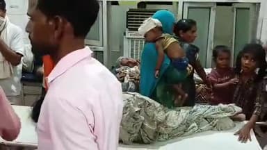 सीतापुर: मनवा चौकी के पास सड़क पर संतुलन बिगड़ने से तेज रफ्तार ऑटो पलटा, 5 बच्चों सहित कई लोग हुए घायल