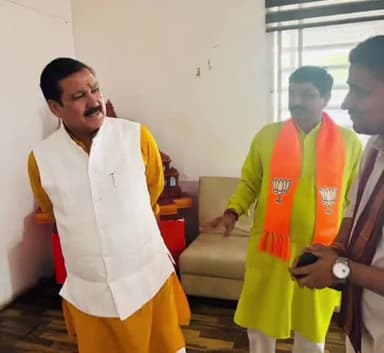 सारंगपुर: भोपाल: भाजपा कार्यालय में किसान मोर्चा उपाध्यक्ष राजेंद्र सिंह से सारंगपुर विधायक गौतम टेटवाल ने की मुलाकात