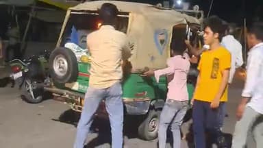 झांसी: हॉट के मैदान में मोटरसाइकिल ने टैक्सी को पीछे से मारी टक्कर, मोटरसाइकिल छोड़कर भागे युवक; वीडियो हुआ वायरल