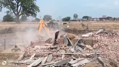 माडा: पंचायत क्षेत्र कोयल खुद में सरकारी जमीन से अतिक्रमण हटाया गया, राजस्व व पुलिस टीम मौजूद रही