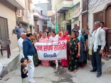 भिवानी में लोहड़ बाजार के नजदीक बन्शीपाना में पीने के पानी के संकट को लेकर जन संघर्ष समिति भिवानी ने प्रदर्शन किया ।