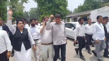 रामपुर: शुक्रवार को रामपुर बार एसोसिएशन ने हड़ताल कर कोयला टोल प्लाजा व थाना भोट प्रभारी के विरोध में किया प्रदर्शन