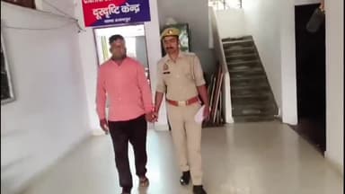 अमरोहा: रजबपुर पुलिस ने गांव गफ्फरपुर से अवैध शराब के मामले में फरार एक आरोपी को किया गिरफ्तार