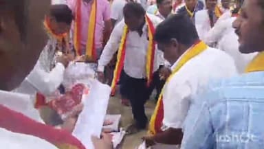 ಗದಗ: ನಗರದಲ್ಲಿ  ಕರವೆ ಕಾರ್ಯಕರ್ತರಿಂದ ಕಮಲ್ ಹಾಸನ್ ಹೇಳಿಕೆ ಖಂಡಿಸಿ ಪ್ರತಿಭಟನೆ ಬ್ಯಾನರ್ ಛಿದ್ರ ಛಿದ್ರ..!