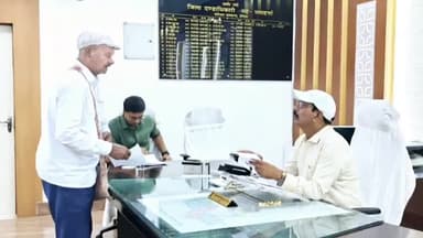 बेतिया: जिलाधिकारी के जनता दरबार में 98 मामलों की हुई सुनवाई, कई मामलों का मौके पर हुआ समाधान