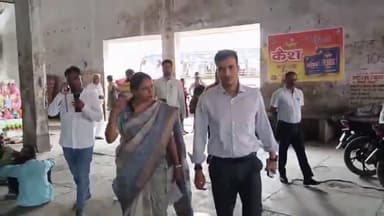 बेतिया: बस स्टैंड के नव निर्माण को लेकर महापौर ने नवागत नगर आयुक्त के साथ किया स्थल निरीक्षण