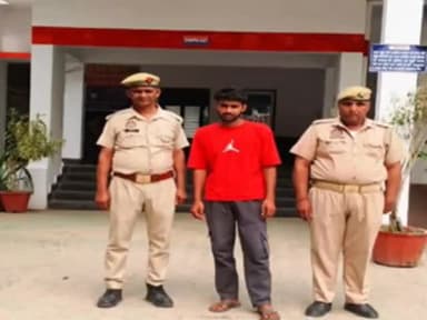 धनौरा: गजरौला नगर के कॉलेज में छात्राओं से छेड़छाड़ करने वाले आरोपी को पुलिस ने किया गिरफ्तार