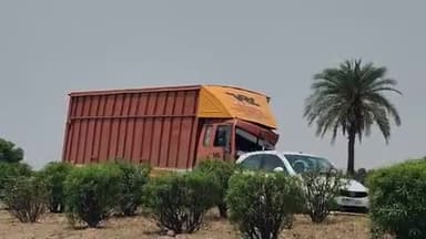 टोंक: राष्ट्रीय राजमार्ग जयपुर-कोटा पर गांव सोहेला में दो कंटेनरों के बीच हुई दुर्घटना, चालक की मौत