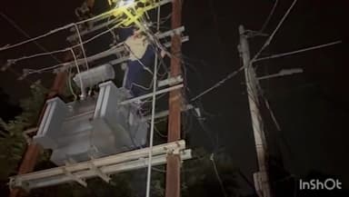 हिसुआ: हिसुआ में रात में भी जान जोखिम में डालकर लोगों को बेहतर बिजली देने का काम कर रहा बिजली विभाग