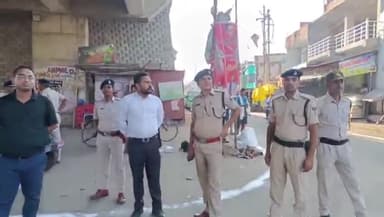 जगदीशपुर: प्रधानमंत्री के बिक्रमगंज में होने वाली सभा को लेकर जगदीशपुर नया टोला मोड़ पर पुलिस तैनात