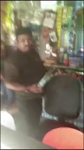 ग्राम करौंदी: किराना दुकान की आड़ में नशीली कफ सिरप बेचने का वीडियो वायरल, अगरबत्ती के पैकेट से दे रहा था दुकानदार