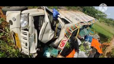 मुरहू: पंजाबी कोठी के पास पलटी आम से लदी पिकअप, दो लोग घायल