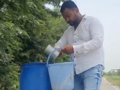 नौगावां सादात: नौगांवा के गांव बरखेड़ा में शरबत वितरण कार्यक्रम का आयोजन, लोगों को रोककर पिलाया गया शरबत