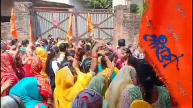 नौगावां सादात: नौगांवा के गांव मुनव्वरपुर में निकाली गई झंडा शोभायात्रा, जगह-जगह हुआ स्वागत