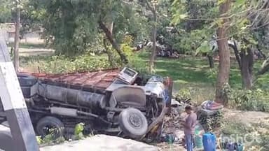 बलरामपुर: बहादुरपुर रेलवे क्रॉसिंग के पास कार को बचाने के चक्कर में ट्रक पलटा, ट्रक सवार घायल