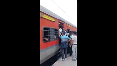 सतना रेलवे स्टेशन में क्षमता से अधिक दिखे यात्री, भीषण गर्मी में यात्री हो रहे हैं काफी परेशान