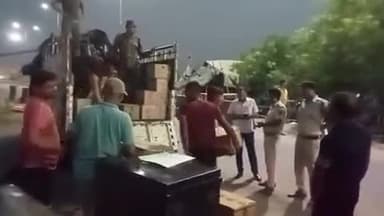 दुर्गावती: डीड़खिली के पास NH-19 पर एक पिकअप से आर्मी के बक्से की आड़ में 1062 लीटर अंग्रेजी शराब बरामद, दो धंधेबाज गिरफ्तार