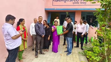 सुल्तानगंज: नयागांव में पौधारोपण अभियान: मुखिया संजीव विधान द्वारा पौधों का वितरण