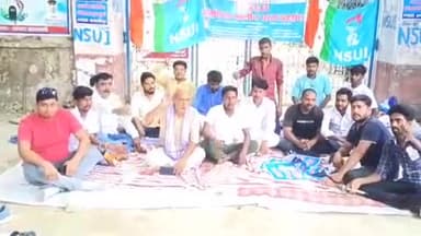 विभूतिपुर: विभूतिपुर के डीबीकेएन कॉलेज में एनएसयूआई का अनिश्चितकालीन धरना शनिवार को तीसरे दिन भी जारी
