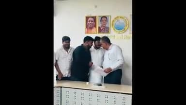 MGKVP में मेरिट के आधार पर एडमिशन को लेकर छात्र दो भागों में बंटे, कुलपति से मिलकर एडमिशन कराने की मांग की