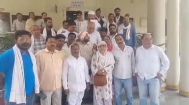 झांसी: दतिया में एयरपोर्ट बनने के बाद झांसी में एयरपोर्ट की मांग तेज, कांग्रेस ने जिलाधिकारी को सौंपा ज्ञापन