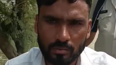 बेतिया: गुरुवालिया नहर के समीप से भारी मात्रा में शराब के साथ एक शराब तस्कर गिरफ्तार, बाइक ज़ब्त