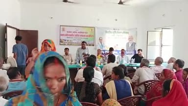 ई क़ृषि भवन लहलादपुर जिला उप परियोजना निदेशक शमशेर आलम प्रशिक्षण देते