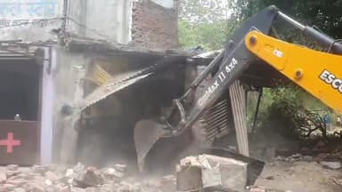 रामपुर: सिविल लाइन क्षेत्र में नगर पालिका की टीम ने अवैध अतिक्रमण हटाया, हाई कोर्ट के नोटिस के कारण नहीं तोड़ी गई एक दुकान