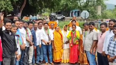 तोपचांची: तोपचांची में स्वर्गीय भवानी महतो की 15वीं पुण्यतिथि पर उमड़ी भीड़, नेताओं और ग्रामीणों ने दी श्रद्धांजलि