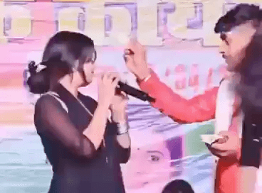 #गायिका पता नही कौन है

#लेकिन इस #सड़क छाप #आदमी को जो #धोया है, वो #गजब है