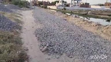 औरैया: दिबियापुर कस्बा के रोडवेज बस स्टैंड की तरफ जाने वाली सड़क का धीमी गति से चल रहा निर्माण कार्य, लोग परेशान