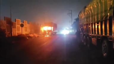 इंदौर: इंदौर बायपास पर चलते कंटेनर ट्रक में लगी आग, घरेलू सामान से भरा ट्रक बेस्ट प्राइस के सामने जला