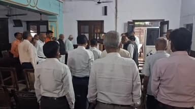 बहराइच: जिला बार एसोसिएशन सभागार में अधिवक्ता के निधन पर आयोजित हुई शोकसभा, अधिवक्ताओं ने दी श्रद्धांजलि