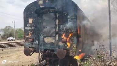 बीना: झांसी फाटक स्थित रेलवे माल गोदाम में खड़े स्लीपर कोच में लगी आग, मौके पर पहुंची फायर ब्रिगेड की टीम