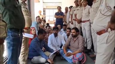 लाडपुरा: शहर में आवारा मवेशियों की धरपकड़ व श्वानों पर नियंत्रण के लिए BJP कार्यकर्ताओं ने नगर निगम आयुक्त का किया घेराव