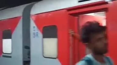 झांसी: AC कोच में शराब के नशे में यात्री का जमकर हंगामा करने का वीडियो हुआ वायरल, विशाखापट्टनम से झांसी आ रही थी ट्रेन