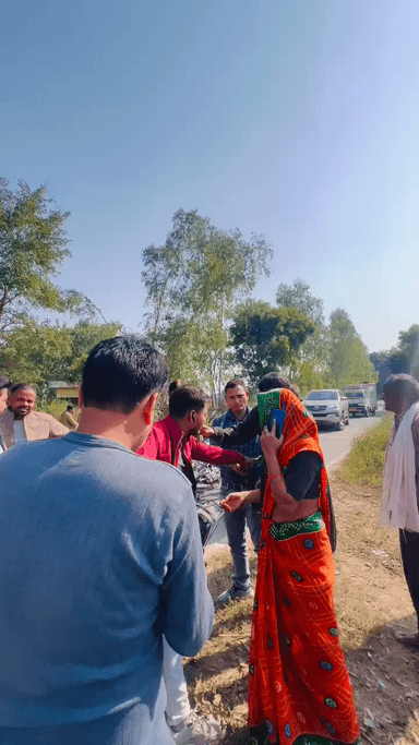 आज दिनांक 18/11/2025 को 136 ददरौल विधानसभा में काट से अर्थुआ गाँव जाते समय सड़क पर एक व्यक्ति जो की रोड पर गिर गये थे और रास्ते में चलते जाते समय किसी ने एंबुलेंस को फोन किया था काफी टाइम इंतजार करने के बाद एंबुलेंस नहीं आई तो मौके पर पहुँच