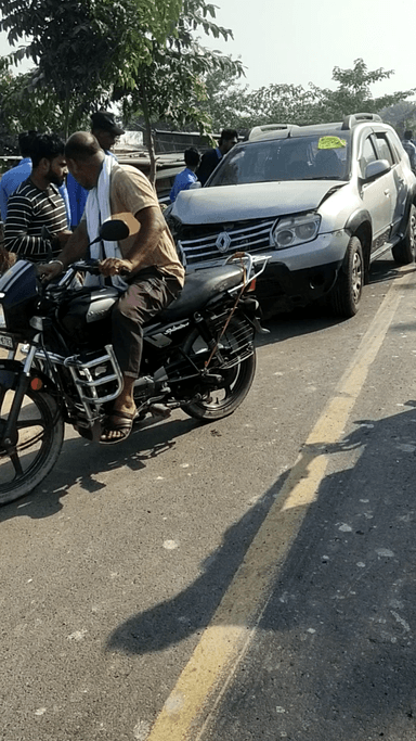 बंजरिया थाना क्षेत्र मिडिल स्कूल झखिया  पास दो car की टक्कर