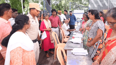 பல்லாவரம்: பல்லாவரம் புனித தெரசா பெண்கள் மேல்நிலைப்பள்ளியில் நடைபெற்று வரும் வாக்காளர் சிறப்பு தீவிர திருத்தப் பணியினை மாவட்ட ஆட்சியர் ஆய்வு