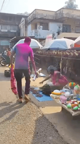 महाराष्ट्रः बाजार में सब्जी बेच रही मां को बेटे ने पैरों पर गिरकर दी CRPF जवान बनने की खुशखबरी 
#CRPF |

#ViralVideo |

#Maharastra