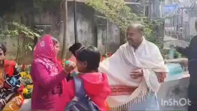 ছাতনা: লাঠি থেকে লাড্ডু! এসআইআর সুনানির দিনে ছাতনা ব্লক অফিসে পেড়া-জল বিলি, ‘উলট পুরাণে’ পঞ্চায়েত সমিতির সভাপতি বঙ্কিম মিশ্র