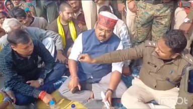 केसठ: सोनवर्षा गैंगरेप: वर्तमान और पूर्व विधायक आपस में भिड़े, एनडीए विधायक के सामने लगे सरकार विरोधी नारे