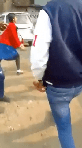 उत्तर प्रदेश के #आज़मगढ़ में कॉलेज से ई-रिक्शा से लौट रही छात्राओं के साथ बाइक सवार युवक ने छेड़छाड़ करते हुए