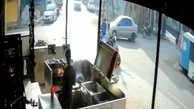 कराड: कराड शहरातील बुधवार पेठेत भरधाव दुचाकीची चारचाकीला धडक; दोन युवती जखमी, अपघाताचा व्हिडिओ व्हायरल