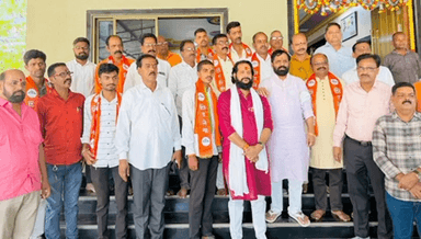 पोलादपूर: उबाठा पक्षाचे कोंढवी विभागप्रमुख नितीन मोरे आणि गोळेगणी गावचे उपसरपंच शेखर येरूणकर यांचा सहकाऱ्यांसह शिवसेनेत जाहीर प्रवेश