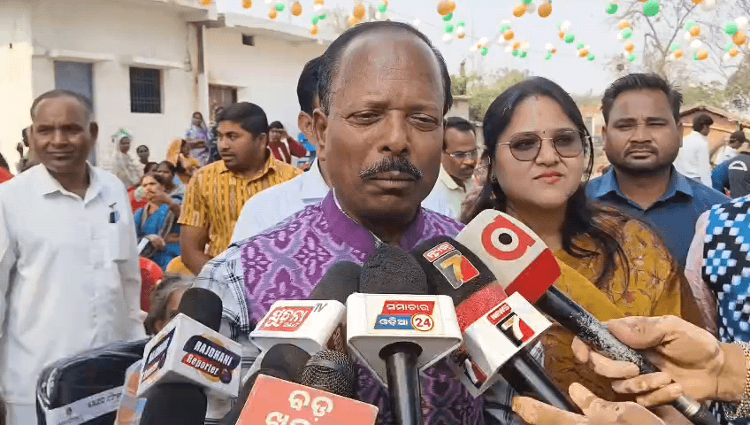 ଜୋଙ୍କ: ଖାରିଆର ଏନେଶି ରେ ବନ୍ଦେ ମାତରଂ କାର୍ଯ୍ୟକ୍ରମ ରେ ଯୋଗଦେଇ ପ୍ରତିକ୍ରିୟା ରଖିଲେ ଜିଲ୍ଲାପାଳ